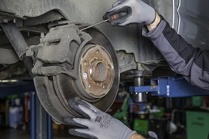 How can I tell if my car needs brakes? 